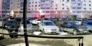 В Энгельсе начали проверку из-за нападения мужчины на девочку во дворе В Энгельсе начали проверку из-за нападения мужчины на девочку во дворе