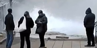 В Солнечном из-за коммунального ЧП возле школы территорию затопило кипятком В Солнечном из-за коммунального ЧП возле школы территорию затопило кипятком