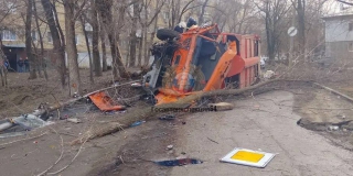 Мусоровоз «КамАЗ» в Елшанке наехал на дерево и перевернулся Мусоровоз «КамАЗ» в Елшанке наехал на дерево и перевернулся