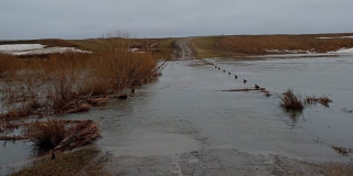 В Пугачевском районе из-за подъема воды в реке затопило мост: движение закрыто В Пугачевском районе из-за подъема воды в реке затопило мост: движение закрыто