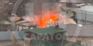 На Аткарской огонь полностью охватил частный дом На Аткарской огонь полностью охватил частный дом