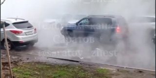 В Октябрьском районе из-за порыва теплотрассы дороги затопило кипятком В Октябрьском районе из-за порыва теплотрассы дороги затопило кипятком