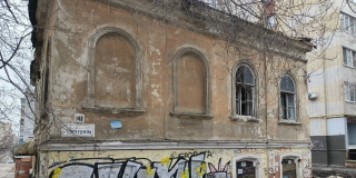 В центре Саратова сгоревший дом-памятник превратили в свалку елок В центре Саратова сгоревший дом-памятник превратили в свалку елок