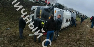 В Петровском районе автобус с детьми опрокинулся в кювет В Петровском районе автобус с детьми опрокинулся в кювет