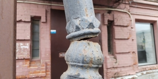 Стойку балкона дома-памятника на Московской до сих пор не восстановили после ДТП Стойку балкона дома-памятника на Московской до сих пор не восстановили после ДТП