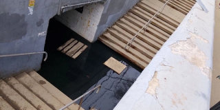 Подземный переход возле «Тау Галереи» затопило водой с запахом канализации Подземный переход возле «Тау Галереи» затопило водой с запахом канализации