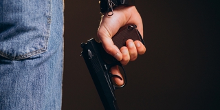 Житель Энгельса устроил стрельбу по несовершеннолетним из-за смеха в День смеха Житель Энгельса устроил стрельбу по несовершеннолетним из-за смеха в День смеха