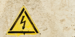 Дети в Саратовской области получили удар током: один погиб, другой лишился руки Дети в Саратовской области получили удар током: один погиб, другой лишился руки