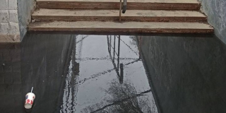 Подземный переход у «Тау Галереи» почти неделю остается затопленным водой Подземный переход у «Тау Галереи» почти неделю остается затопленным водой