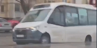 На Огородной в глубокой яме с водой застряла маршрутка На Огородной в глубокой яме с водой застряла маршрутка