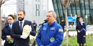 В аэропорту Гагарин открыли памятный знак Герою России и летчику Олегу Скрипочке В аэропорту Гагарин открыли памятный знак Герою России и летчику Олегу Скрипочке