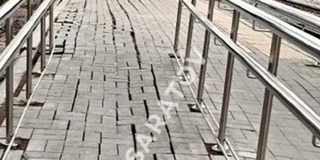 На 4-й Дачной расползается тротуарная плитка на трамвайной остановке На 4-й Дачной расползается тротуарная плитка на трамвайной остановке