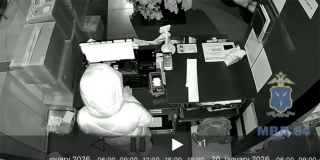 Бывшая продавщица забралась в магазин и поменяла деньги на купюру банка приколов Бывшая продавщица забралась в магазин и поменяла деньги на купюру банка приколов