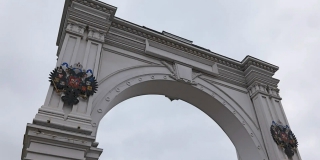 В Саратове начали делать спуск к Волге от Триумфальной арки В Саратове начали делать спуск к Волге от Триумфальной арки