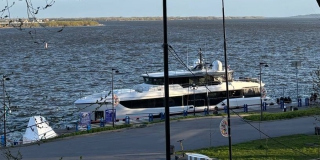 У саратовского причала заметили супер-яхту морского класса У саратовского причала заметили супер-яхту морского класса