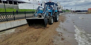 На набережной Саратова убирают мусор с берега после шторма на Волге На набережной Саратова убирают мусор с берега после шторма на Волге