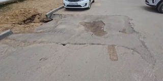 Во дворе на ВСО отремонтированная дорога провалилась после работ коммунальщиков Во дворе на ВСО отремонтированная дорога провалилась после работ коммунальщиков