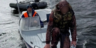 На Волге под Вольском спасли выпавшего с лодки рыбака На Волге под Вольском спасли выпавшего с лодки рыбака