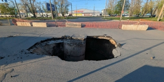 В Балакове из-за прорыва коллектора провалилась часть улицы В Балакове из-за прорыва коллектора провалилась часть улицы