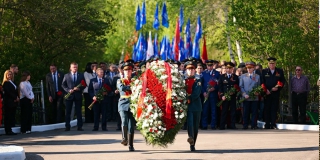 На Воскресенском кладбище в преддверии Дня Победы возложили цветы к мемориалу На Воскресенском кладбище в преддверии Дня Победы возложили цветы к мемориалу