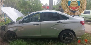 В Ершове мужчина умер за рулем и врезался в дом В Ершове мужчина умер за рулем и врезался в дом