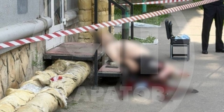 В Заводском районе мужчина разбил дверь «Озона» и умер на крыльце В Заводском районе мужчина разбил дверь «Озона» и умер на крыльце