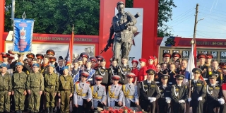 Саратовские школьники сплели маскировочные сети в рамках патриотической акции Саратовские школьники сплели маскировочные сети в рамках патриотической акции