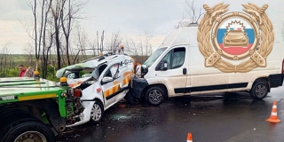 В ДТП возле Лысых Гор легковушку зажало между фургоном и тралом с крупным грузом В ДТП возле Лысых Гор легковушку зажало между фургоном и тралом с крупным грузом