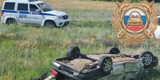 Под Марксом три человека пострадали из-за опрокидывания легковушки Под Марксом три человека пострадали из-за опрокидывания легковушки