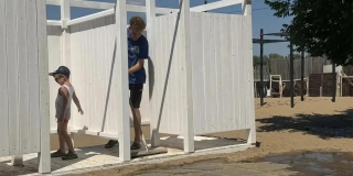 На городском пляже Энгельса появились вышки для спасателей и новые навесы На городском пляже Энгельса появились вышки для спасателей и новые навесы