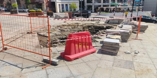 Перекресток на Волжской раскопали в трех местах из-за коммунальной аварии Перекресток на Волжской раскопали в трех местах из-за коммунальной аварии