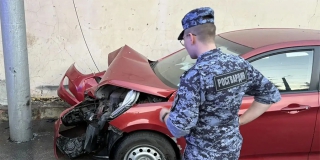 На Разина женщина из-за приступа попала в ДТП: ей на помощь пришли росгвардейцы На Разина женщина из-за приступа попала в ДТП: ей на помощь пришли росгвардейцы