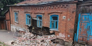 В центре Саратова обрушилась облицовка у дореволюционного дома В центре Саратова обрушилась облицовка у дореволюционного дома