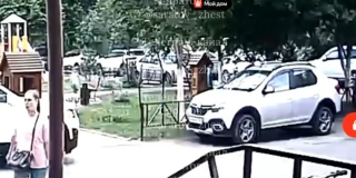 В Энгельсе ребенка травмировала упавшая мельница на детской площадке В Энгельсе ребенка травмировала упавшая мельница на детской площадке