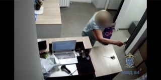 В Саратове 77-летняя старушка угрожала ножом девушке в ПВЗ за отказ выдать товар В Саратове 77-летняя старушка угрожала ножом девушке в ПВЗ за отказ выдать товар