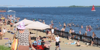 Выходные саратовцы проведут с жарой до +40 градусов и локальными ливнями Выходные саратовцы проведут с жарой до +40 градусов и локальными ливнями