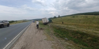 Под Хвалынском фура вылетела в кювет из-за лопнувшего колеса другого грузовика Под Хвалынском фура вылетела в кювет из-за лопнувшего колеса другого грузовика