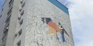 В Энгельсе на стене 10-этажного дома создают мурал в честь единства народов В Энгельсе на стене 10-этажного дома создают мурал в честь единства народов