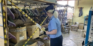 Приставы закрыли обувное производство в Вольске из-за миграционного нарушения Приставы закрыли обувное производство в Вольске из-за миграционного нарушения