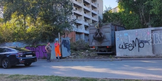 Возле долгостроя на Мичурина начали убирать свалку и дремучий лес Возле долгостроя на Мичурина начали убирать свалку и дремучий лес