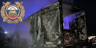 В Балаковском районе после ДТП сгорел грузовик с перцами. Два человека ранены В Балаковском районе после ДТП сгорел грузовик с перцами. Два человека ранены