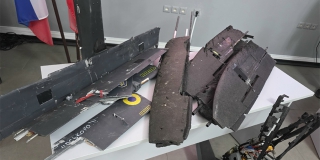 Херсонские волонтеры подарили саратовскому музею истории СВО фрагменты БПЛА Херсонские волонтеры подарили саратовскому музею истории СВО фрагменты БПЛА