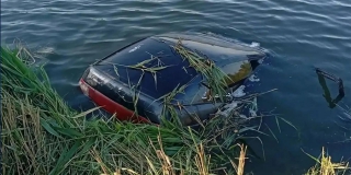В Самойловском районе четыре человека погибли из-за съезда машины в пруд В Самойловском районе четыре человека погибли из-за съезда машины в пруд