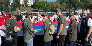 На новой саратовской набережной растянули 140-метровый Флаг России На новой саратовской набережной растянули 140-метровый Флаг России