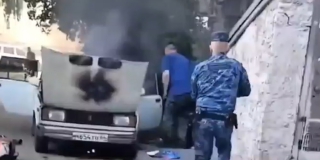 Приставы предотвратили взрыв загоревшегося «ВАЗа» у Кировского районного суда Приставы предотвратили взрыв загоревшегося «ВАЗа» у Кировского районного суда