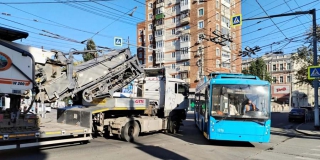 На Московской дорожная техника оборвала троллейбусные провода. Транспорт встал На Московской дорожная техника оборвала троллейбусные провода. Транспорт встал