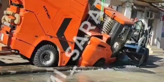 На Чернышевского уборочная машина провалилась в коммунальную яму На Чернышевского уборочная машина провалилась в коммунальную яму