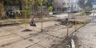 Улица Комсомольская перекрыта из-за крупного обвала проезжей части Улица Комсомольская перекрыта из-за крупного обвала проезжей части