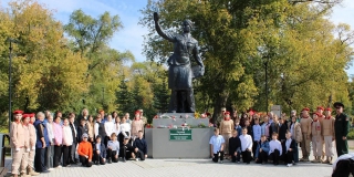 Саратовские школьники почтили память летчиц Великой Отечественной войны Саратовские школьники почтили память летчиц Великой Отечественной войны