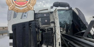 Под Энгельсом фура наехала на ограждение и опрокинулась. Ранен водитель Под Энгельсом фура наехала на ограждение и опрокинулась. Ранен водитель